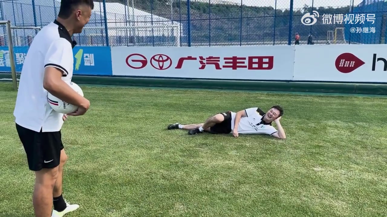 孙继海更新教学视频，邀请前守门员张烈指导“扑地滚球”