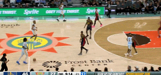 饿虎扑食!卡斯尔箭步杀到篮下 腾空暴起双手暴力将球砸进篮筐