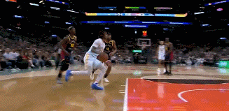 饿虎扑食!卡斯尔箭步杀到篮下 腾空暴起双手暴力将球砸进篮筐