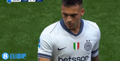 渴望再战!米体:劳塔罗被换下时紧盯替补席,摇头并喃喃自语说不