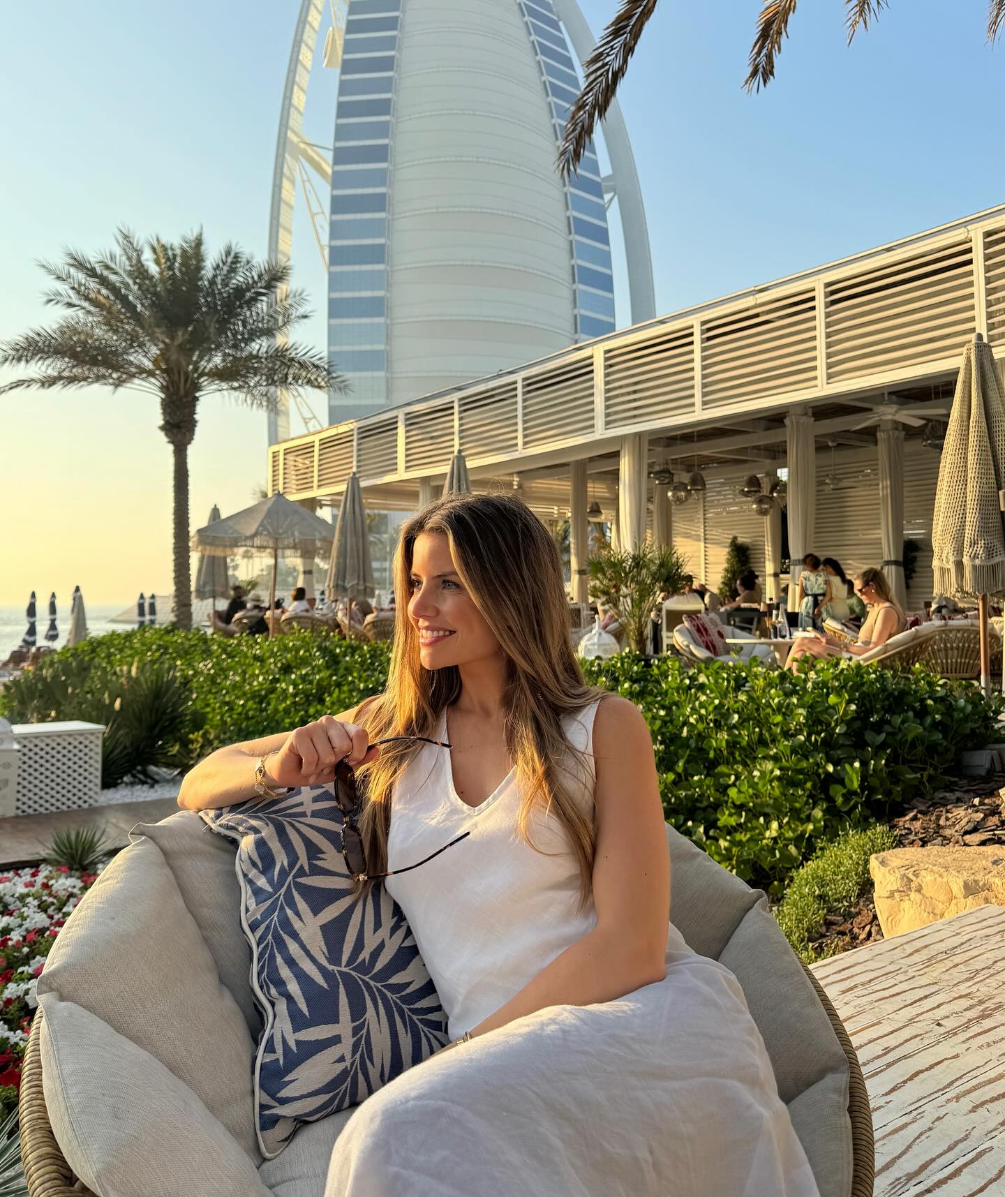 【社交秀】鲁加尼妻子与卡里乌斯妻子性感工作照PK