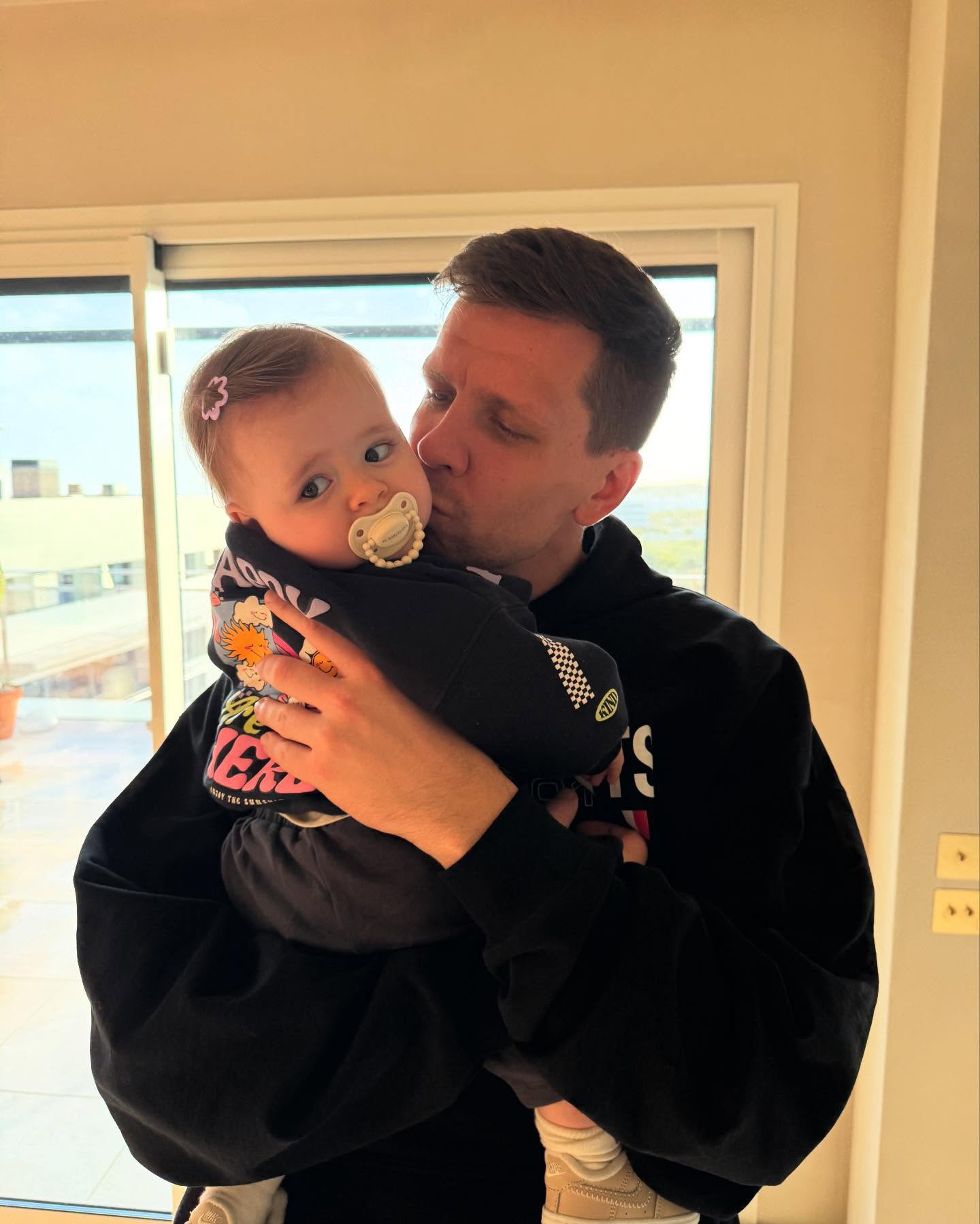 【社交秀】鲁加尼妻子与卡里乌斯妻子性感工作照PK