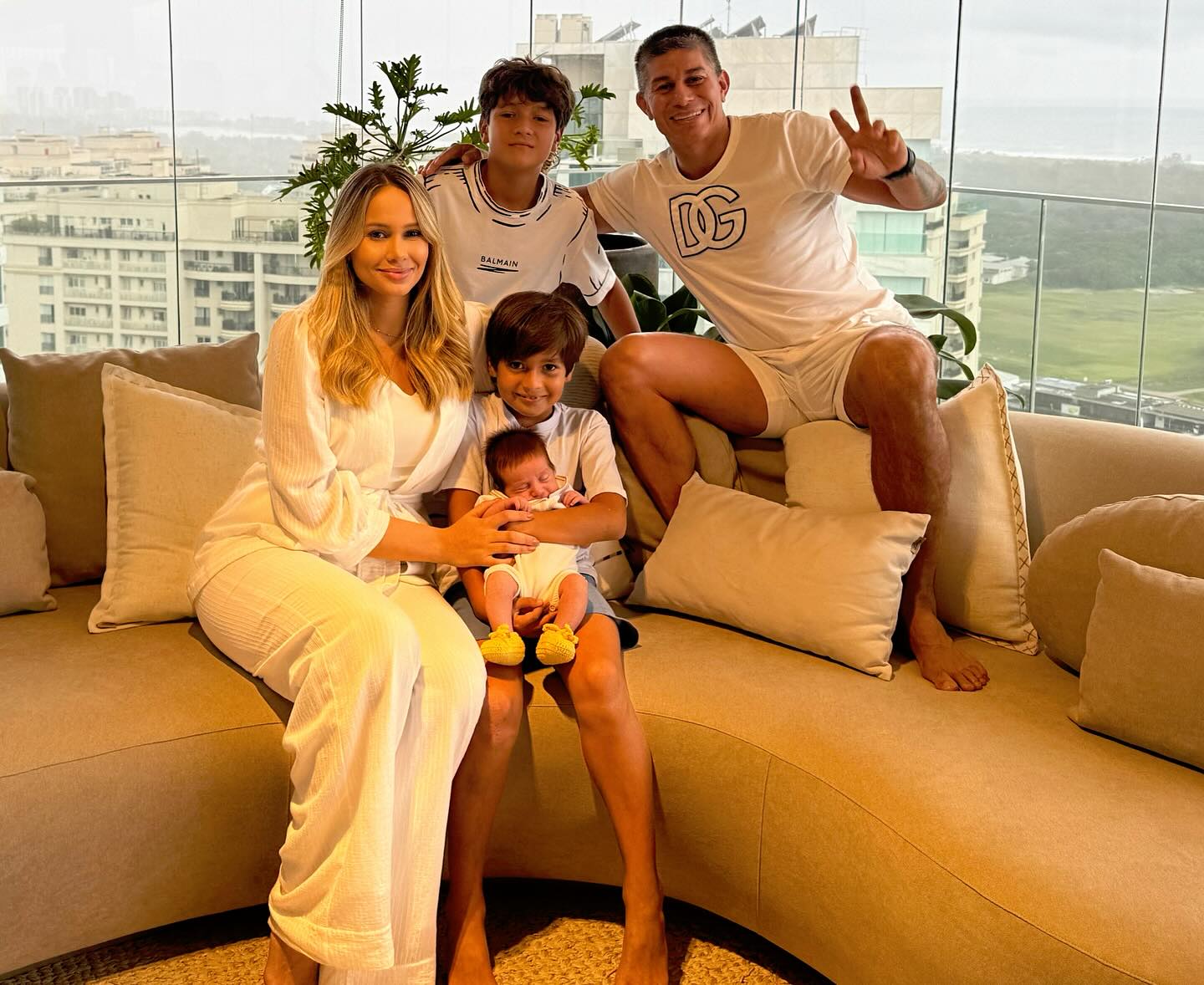 【社交秀】鲁加尼妻子与卡里乌斯妻子性感工作照PK