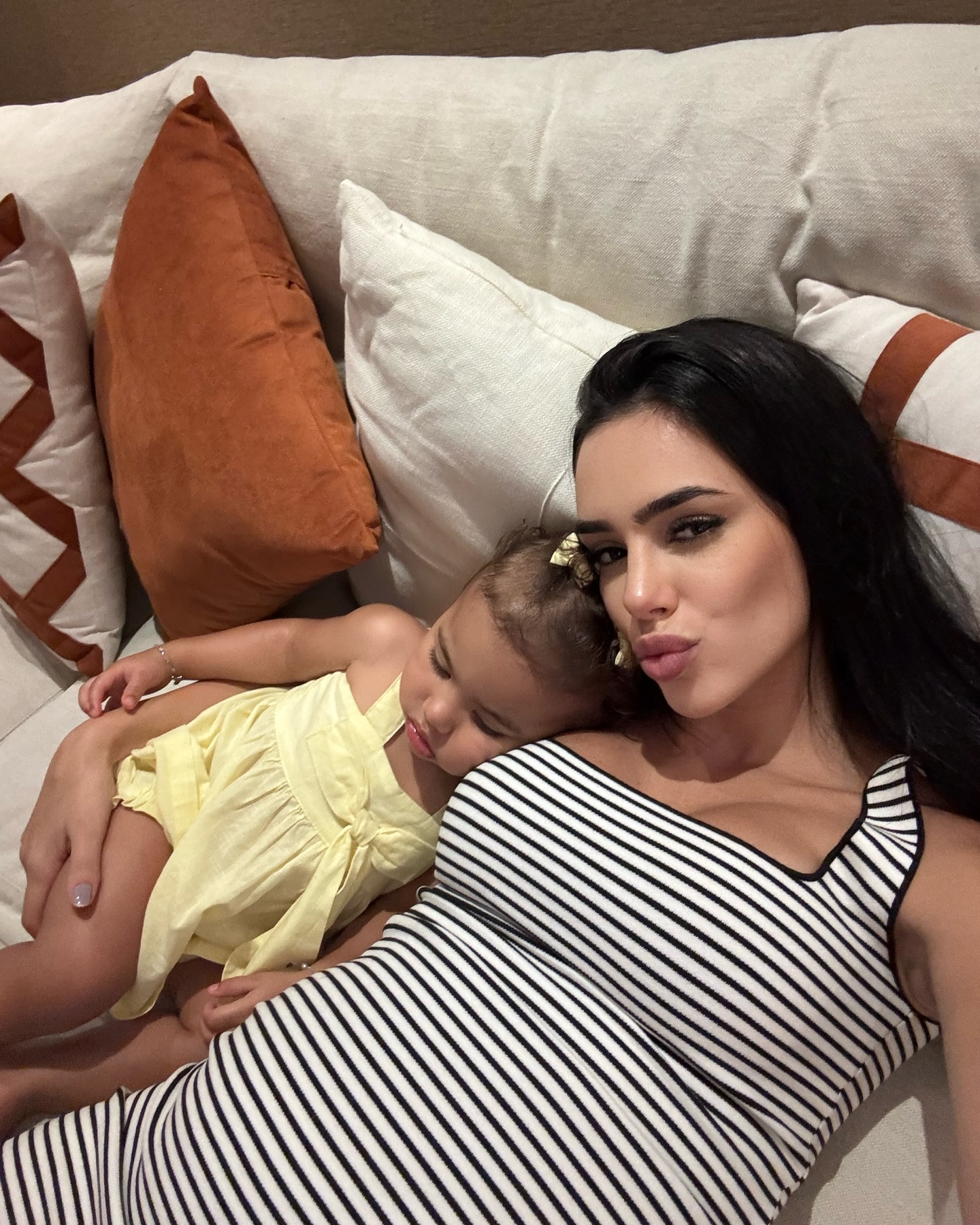 【社交秀】鲁加尼妻子与卡里乌斯妻子性感工作照PK