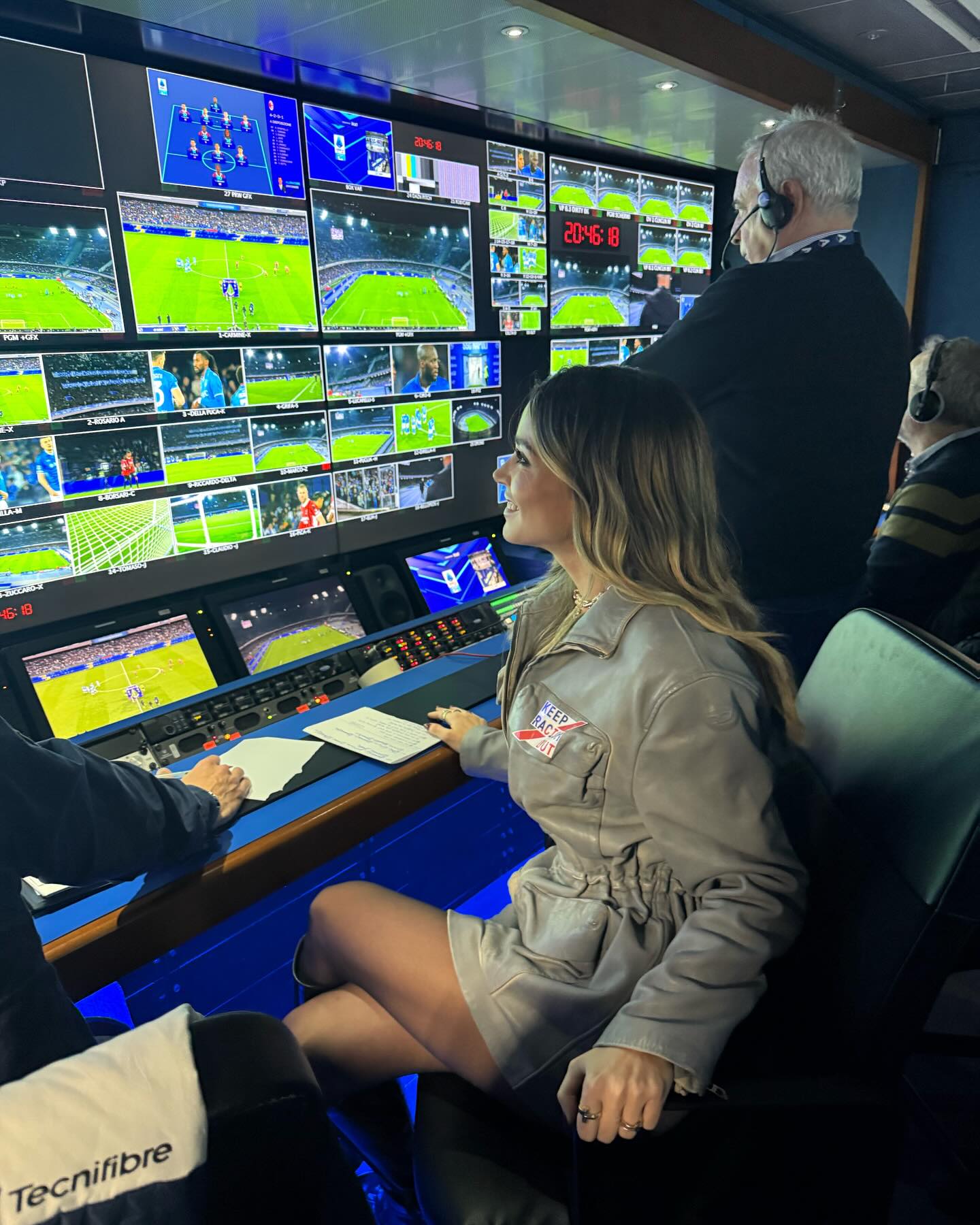 【社交秀】鲁加尼妻子与卡里乌斯妻子性感工作照PK