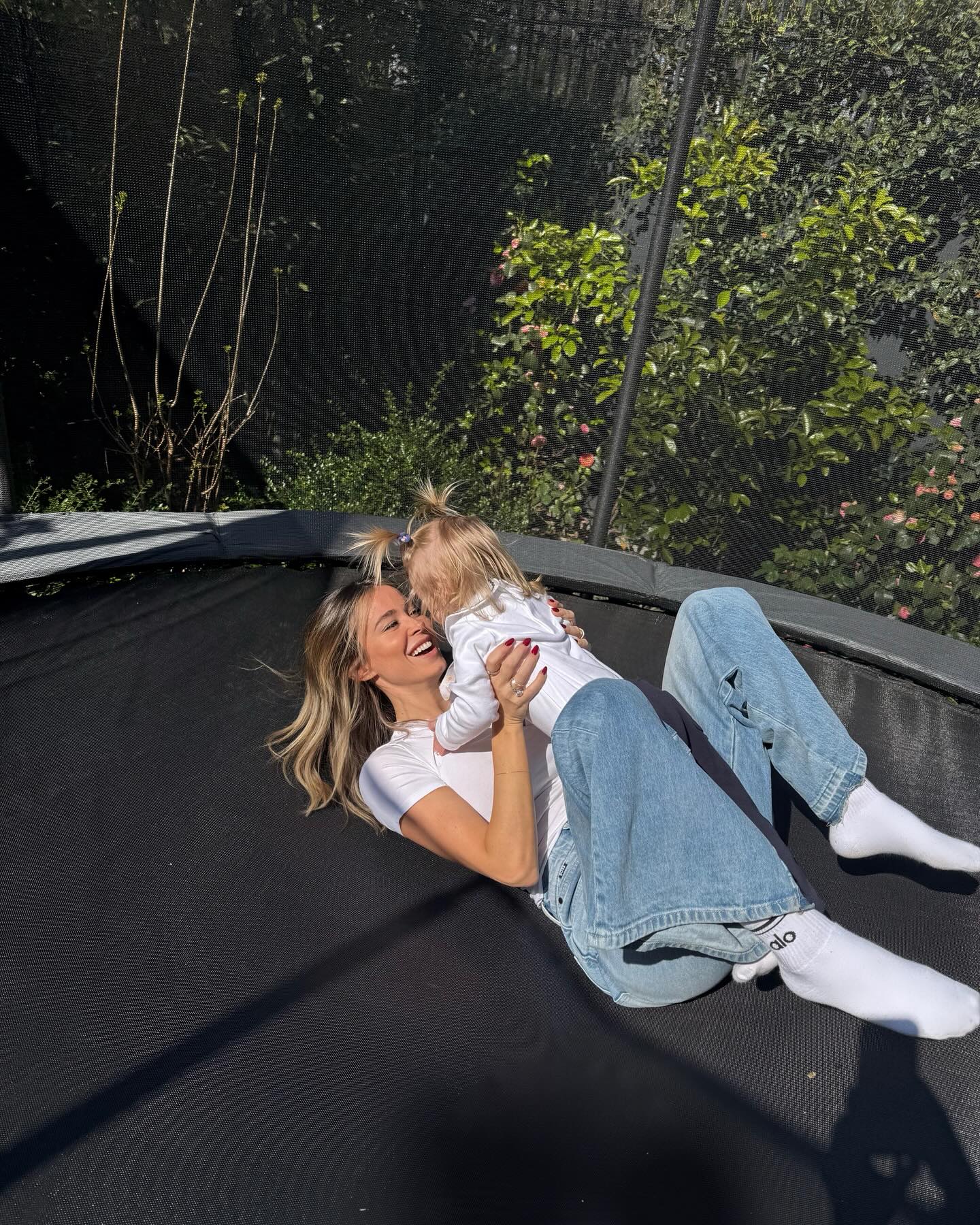 【社交秀】鲁加尼妻子与卡里乌斯妻子性感工作照PK