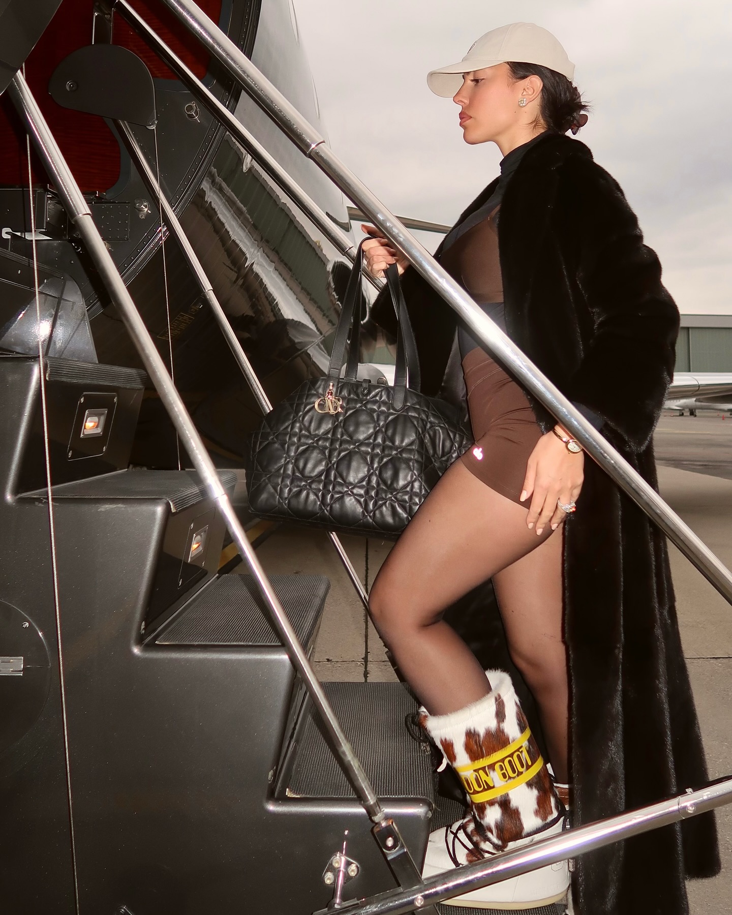 【社交秀】鲁加尼妻子与卡里乌斯妻子性感工作照PK