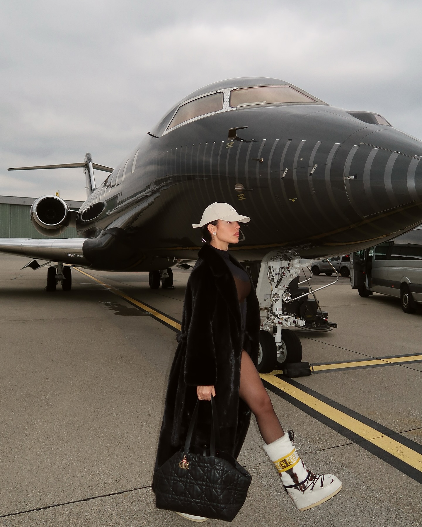 【社交秀】鲁加尼妻子与卡里乌斯妻子性感工作照PK