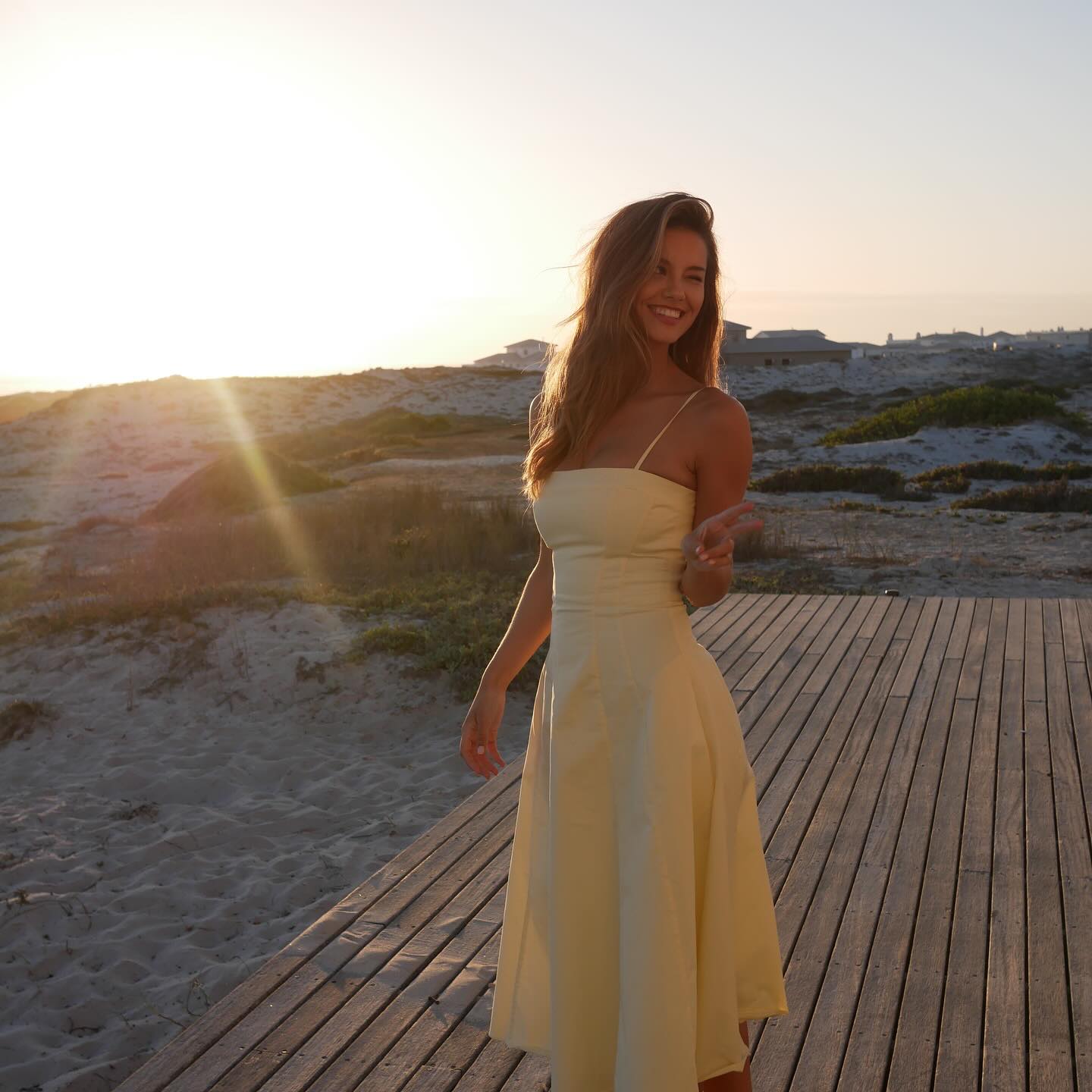 【社交秀】鲁加尼妻子与卡里乌斯妻子性感工作照PK