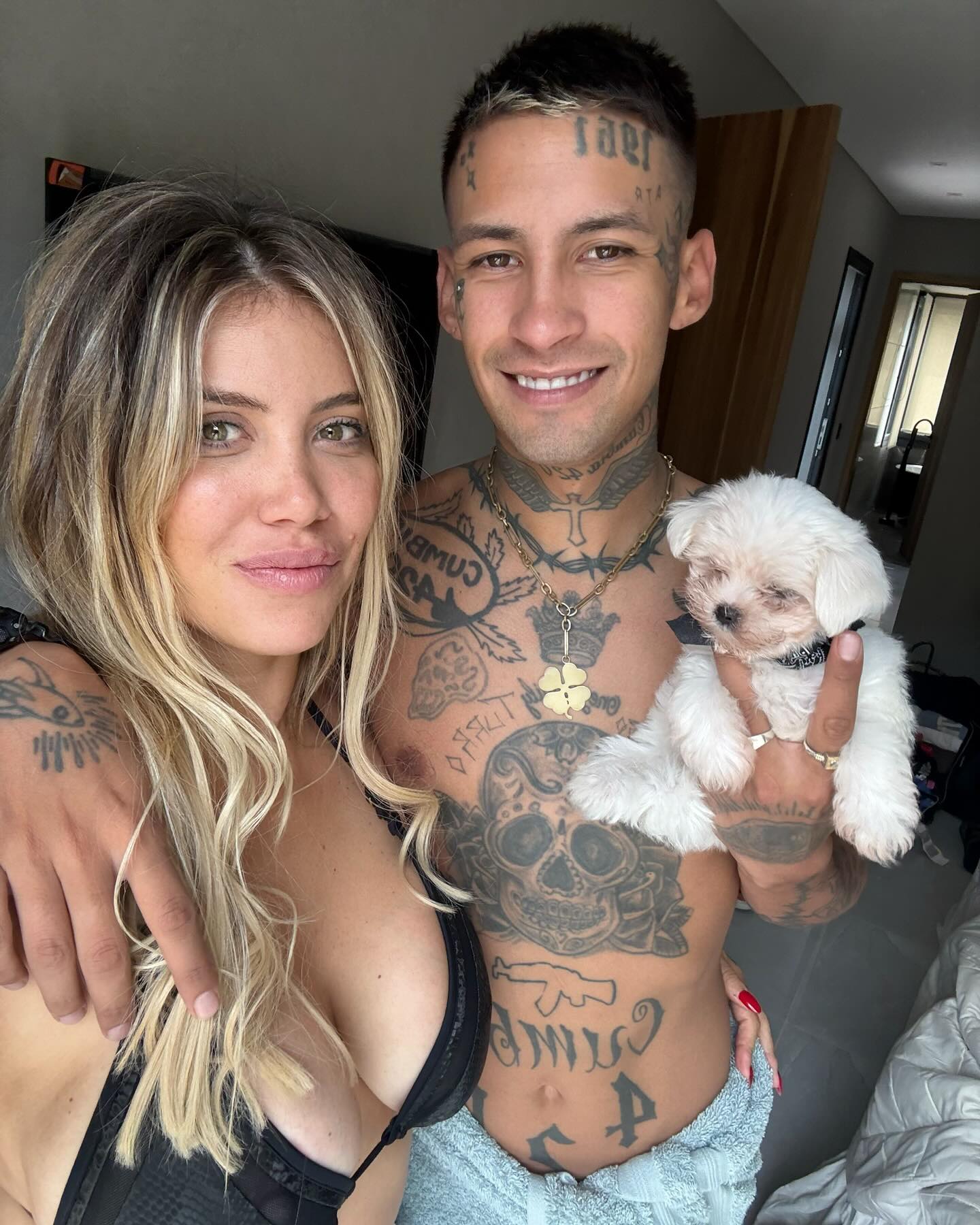 【社交秀】鲁加尼妻子与卡里乌斯妻子性感工作照PK