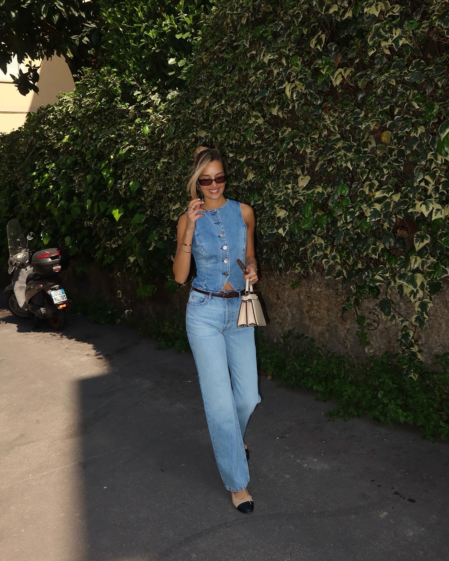 【社交秀】鲁加尼妻子与卡里乌斯妻子性感工作照PK