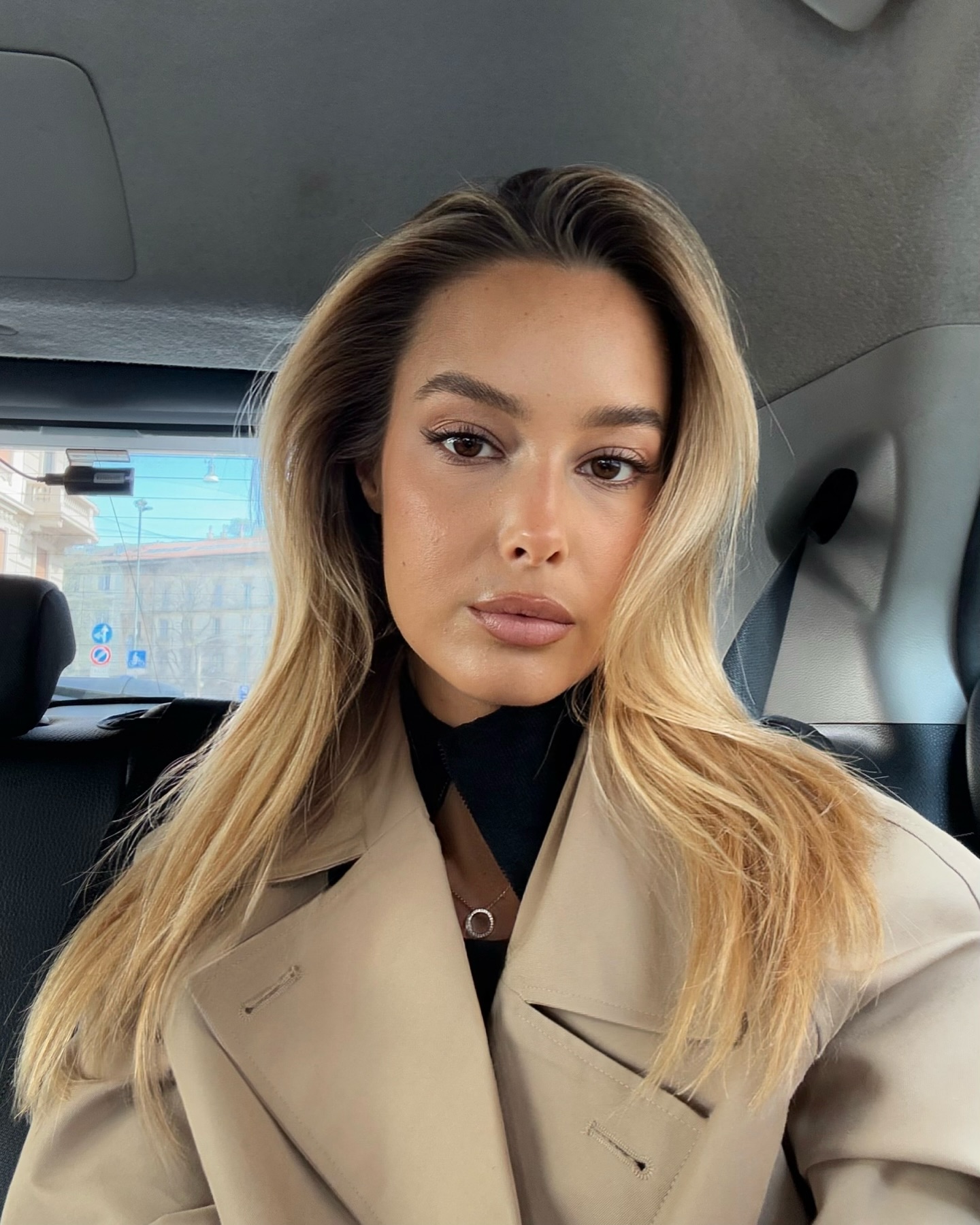 【社交秀】鲁加尼妻子与卡里乌斯妻子性感工作照PK