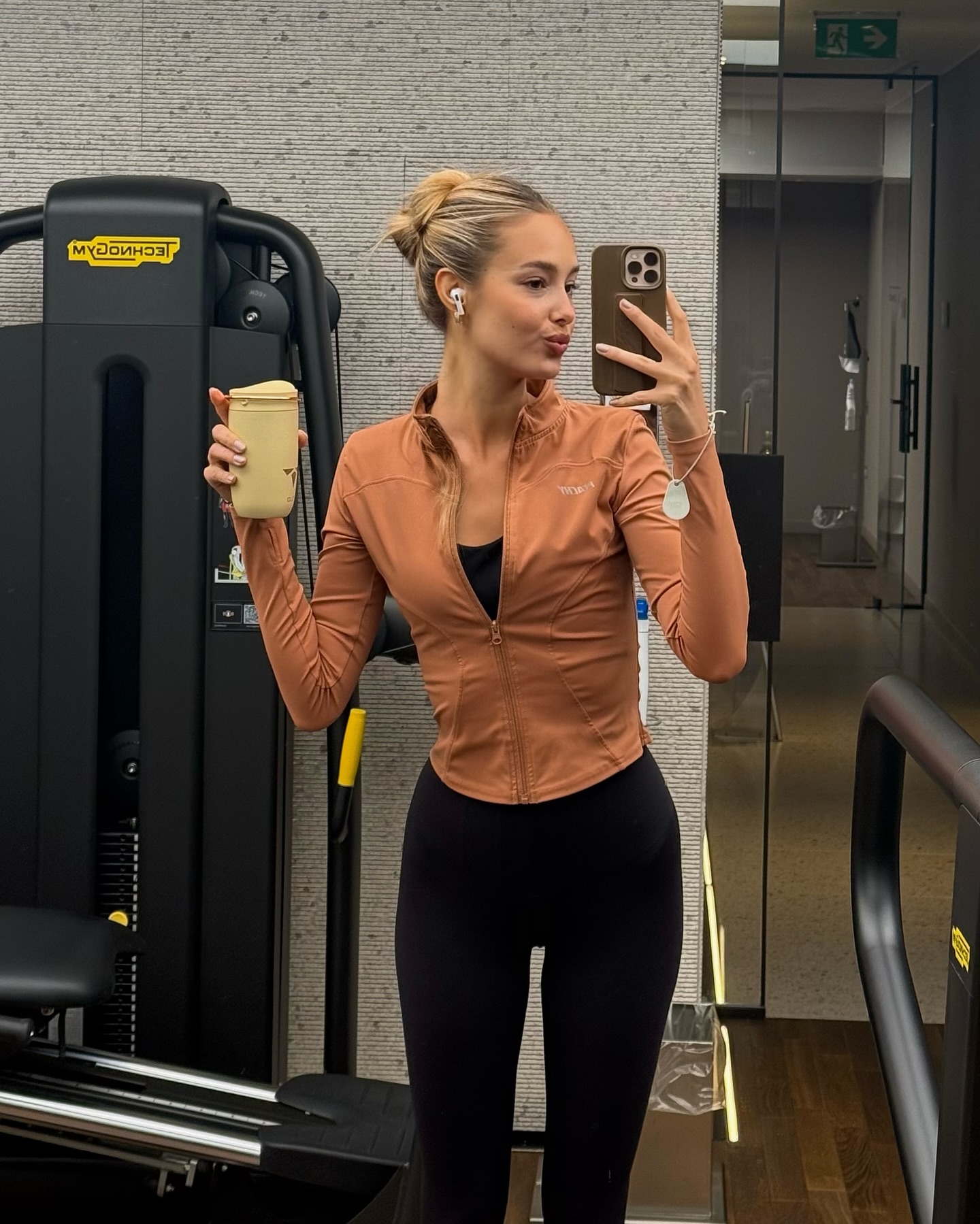 【社交秀】鲁加尼妻子与卡里乌斯妻子性感工作照PK