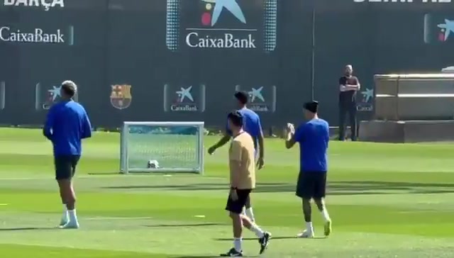 ?弗里克“吓唬”亚马尔训练迟到了，亚马尔不信要看他手表