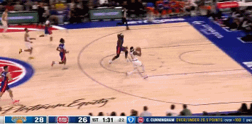 一飞冲天！阿丘瓦反击腾空暴起 力压斯图尔特单臂暴力隔扣